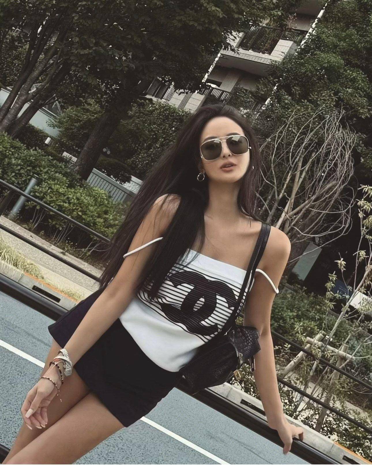 孙芸芸香奈儿不穿好　肩带滑落慵懒又性感 时尚穿搭 图1张