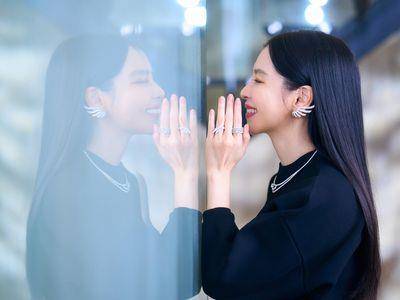 徐若瑄百万钻饰上身笑得灿烂 狂爱羽毛耳挂哼起自己的歌