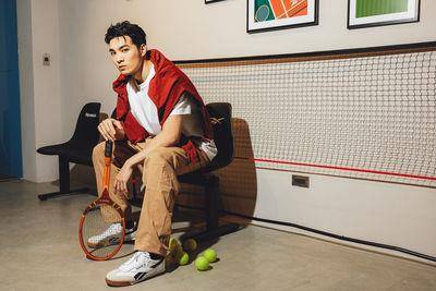 黄伟晋穿白鞋被踩“偷偷诅咒对方”　黑鞋才是真爱10几双穿不腻