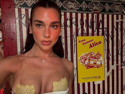 杜娃黎波Hello Kitty胸罩外露火辣辣　性感又可爱内衣上万元