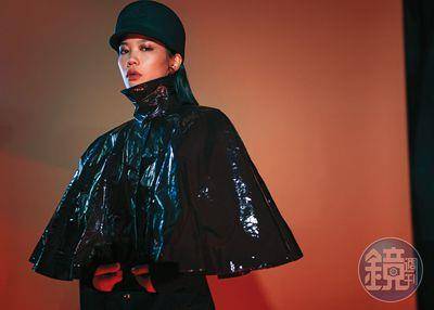 今年秋冬你需要“斗篷”！漆亮材质帅气逼人　柔软面料变仙女