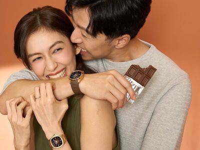 袁艾菲被老公咬耳朵笑到鱼尾纹现形　同戴巧克力对表甜滋滋