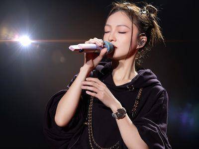 张韶涵名牌买成精　香奈儿耳机项炼表、德国名表上身轻松破百万