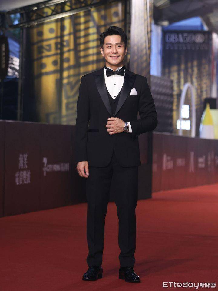 金钟三帅／胡宇威穿裙装戴耳环夺冠　郭彦均经典西装讨喜拿第二 时尚穿搭 图2张