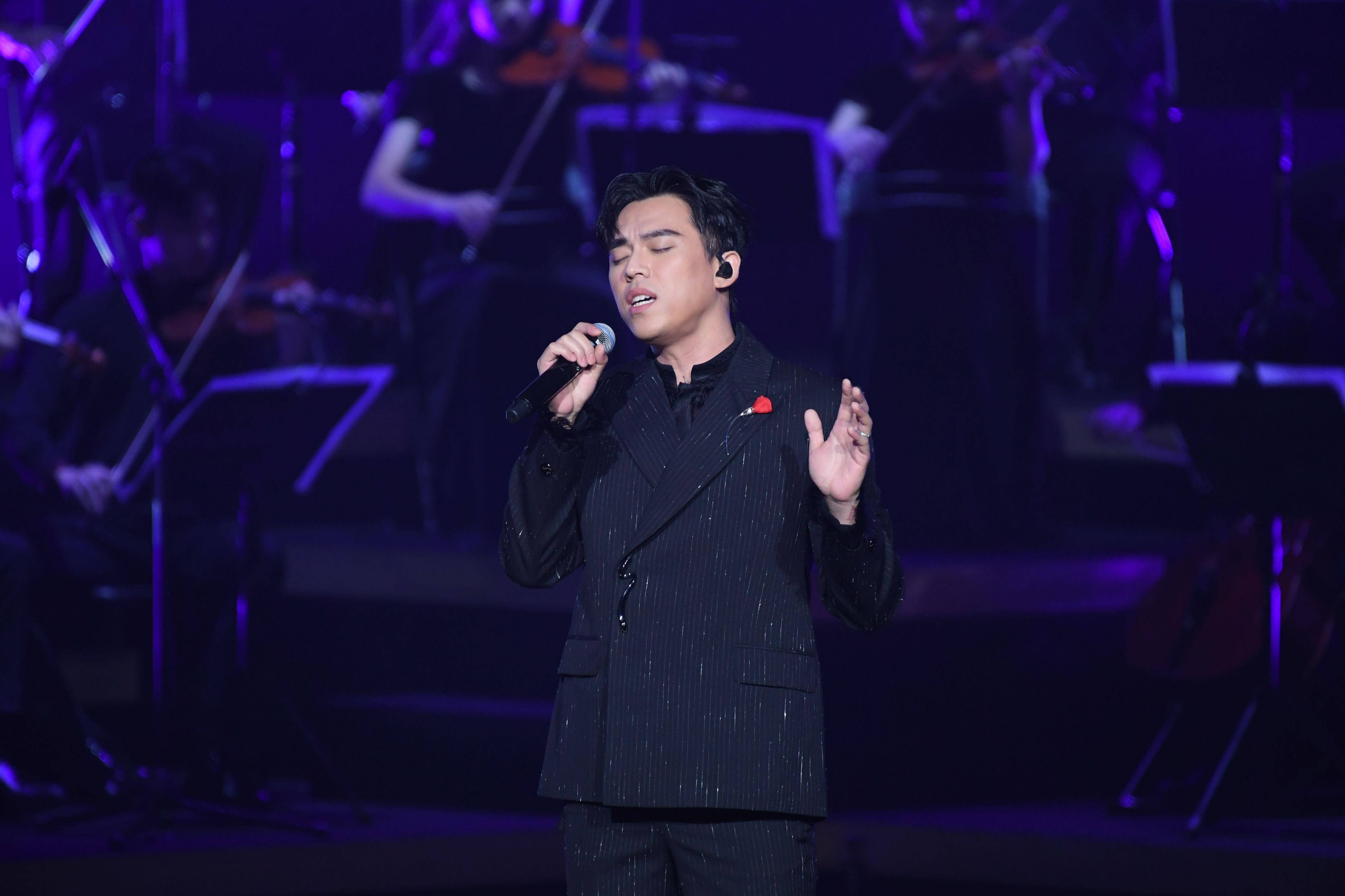 金钟时尚总览 /林依晨火辣深V穿裤装压轴登场!许玮甯流苏礼服抢最美 内容图1 潮正奢/潮品文/潮臻社-实时追踪全球最新奢侈品牌新闻资讯的官网站! ▲▼hush 。(图/官方提供)