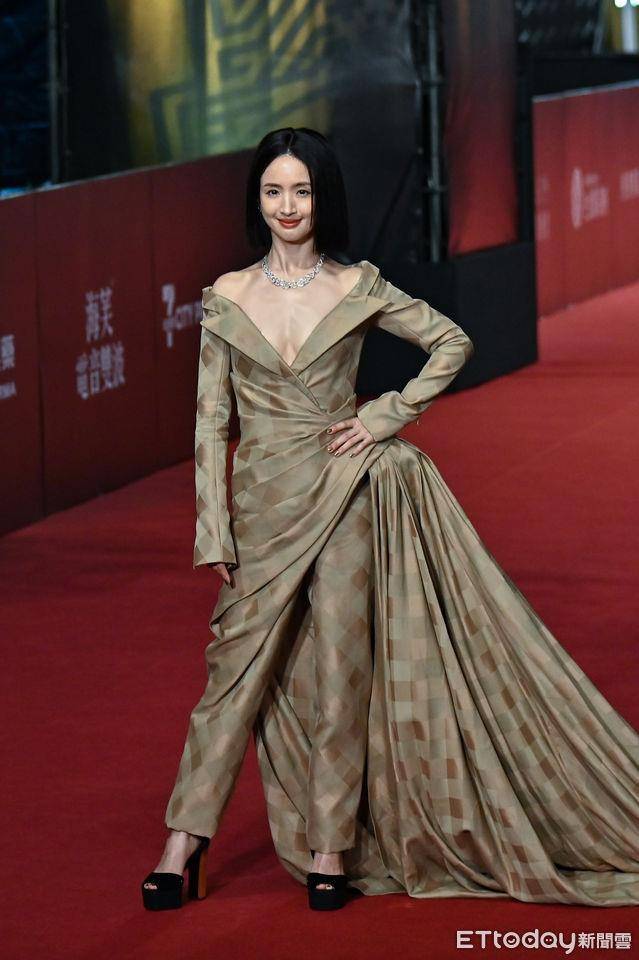 金钟时尚总览 /林依晨火辣深V穿裤装压轴登场!许玮甯流苏礼服抢最美 内容图2 潮正奢/潮品文/潮臻社-实时追踪全球最新奢侈品牌新闻资讯的官网站! ▲第59届金钟奖戏剧类星光大道,《不够善良的我们》林依晨。(图/记者李毓康摄)