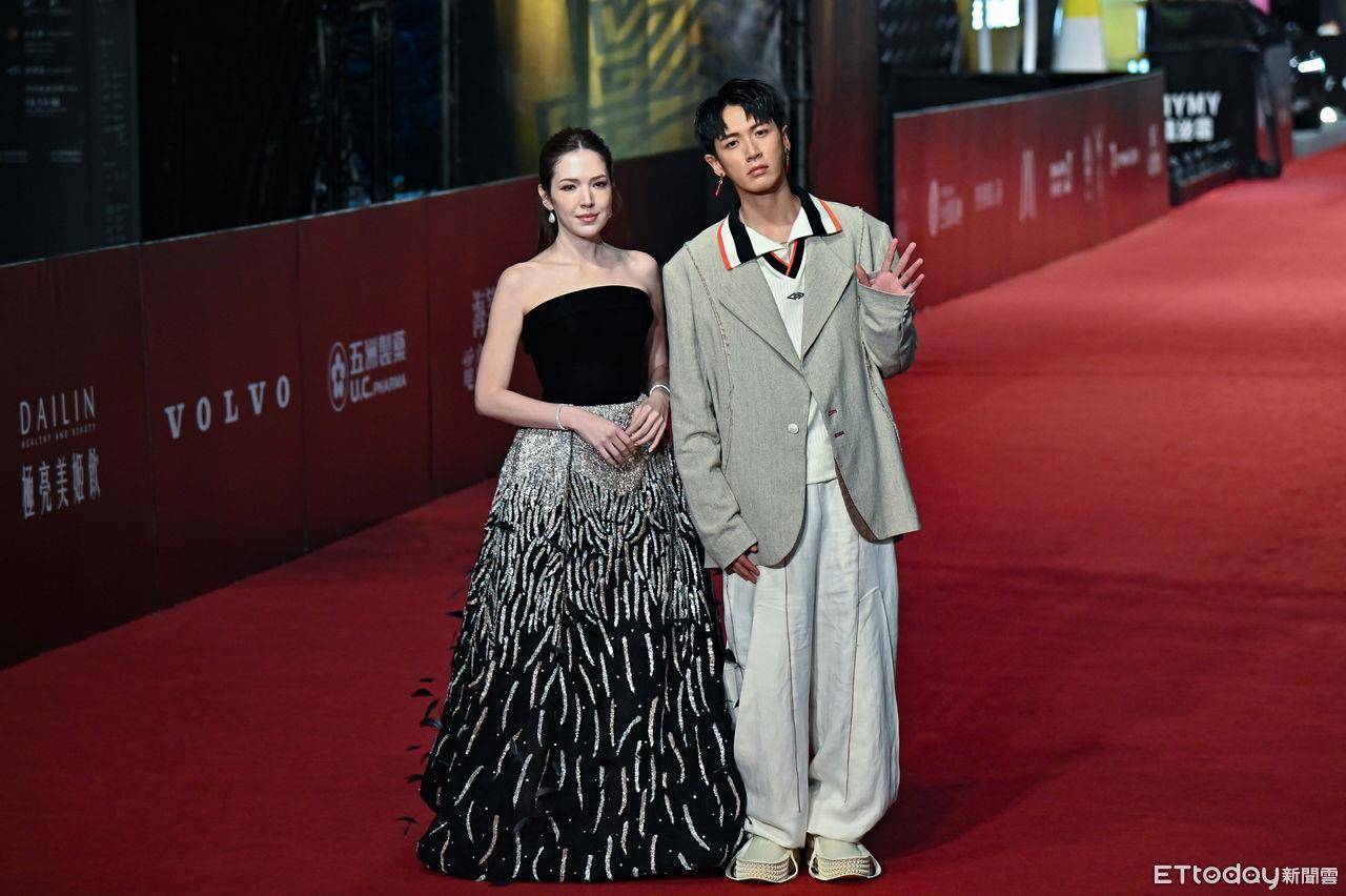 金钟时尚总览 /林依晨火辣深V穿裤装压轴登场!许玮甯流苏礼服抢最美 内容图4 潮正奢/潮品文/潮臻社-实时追踪全球最新奢侈品牌新闻资讯的官网站! ▲第59届金钟奖戏剧类星光大道,《不够善良的我们》许玮甯、柯震东。(图/记者李毓康摄)