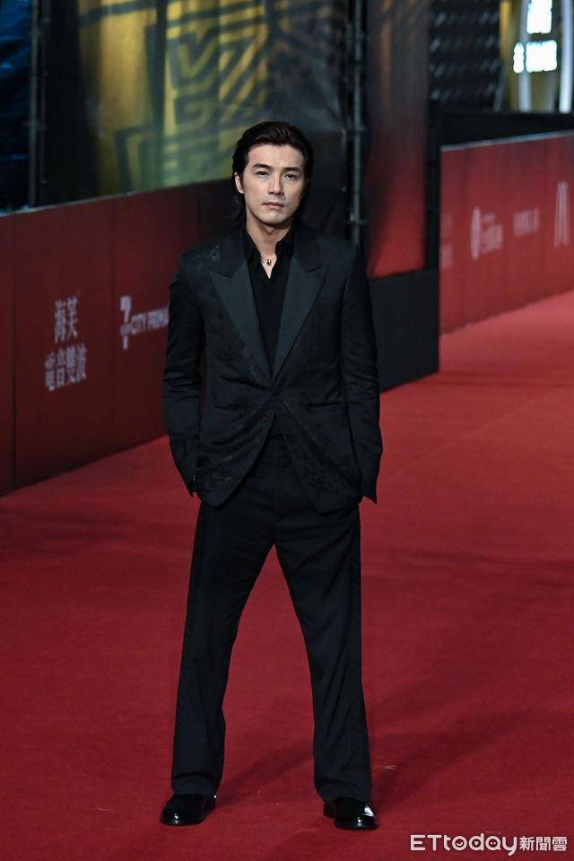 金钟时尚总览 /林依晨火辣深V穿裤装压轴登场!许玮甯流苏礼服抢最美 内容图3 潮正奢/潮品文/潮臻社-实时追踪全球最新奢侈品牌新闻资讯的官网站! ▲第59届金钟奖戏剧类星光大道,《不够善良的我们》贺军翔。(图/记者李毓康摄)