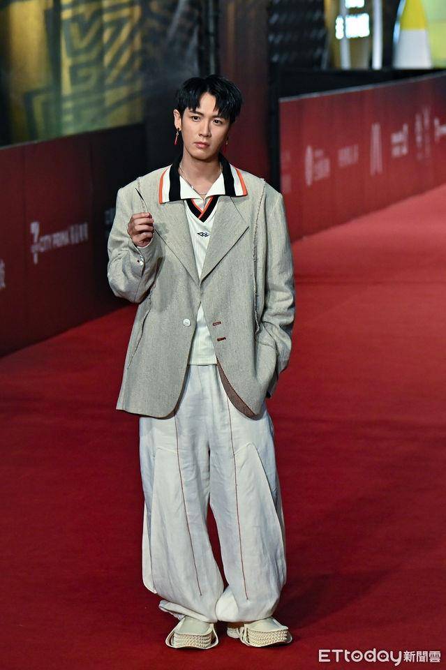 金钟时尚总览 /林依晨火辣深V穿裤装压轴登场!许玮甯流苏礼服抢最美 内容图6 潮正奢/潮品文/潮臻社-实时追踪全球最新奢侈品牌新闻资讯的官网站! ▲第59届金钟奖戏剧类星光大道,《不够善良的我们》柯震东。(图/记者李毓康摄)