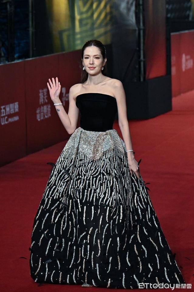 金钟时尚总览 /林依晨火辣深V穿裤装压轴登场!许玮甯流苏礼服抢最美 内容图5 潮正奢/潮品文/潮臻社-实时追踪全球最新奢侈品牌新闻资讯的官网站! ▲第59届金钟奖戏剧类星光大道,《不够善良的我们》许玮甯 。(图/记者李毓康摄)