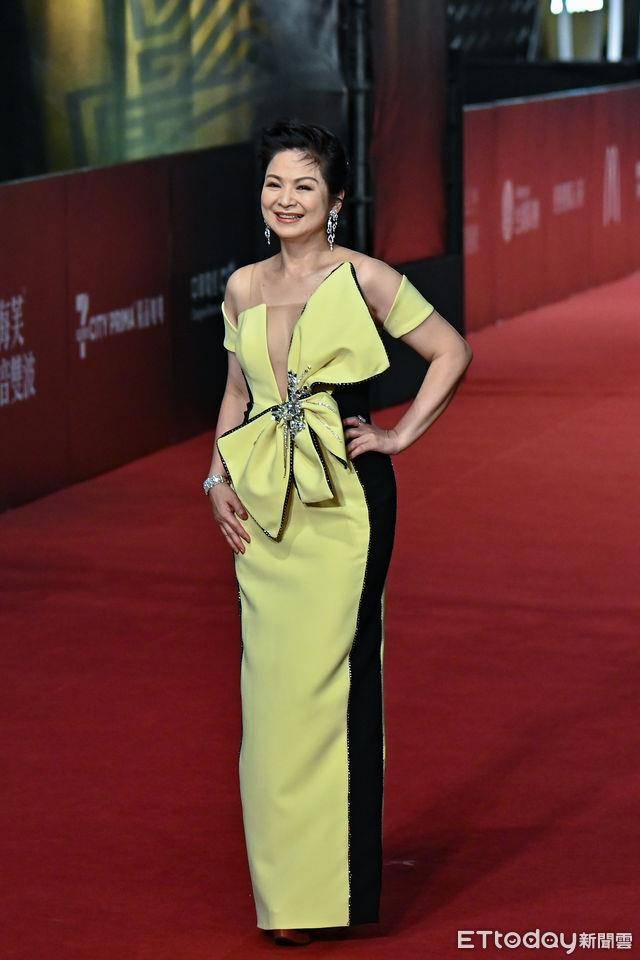 金钟时尚总览 /林依晨火辣深V穿裤装压轴登场!许玮甯流苏礼服抢最美 内容图7 潮正奢/潮品文/潮臻社-实时追踪全球最新奢侈品牌新闻资讯的官网站! ▲第59届金钟奖戏剧类星光大道,《有生之年》+《暗潮》杨贵媚。(图/记者李毓康摄)