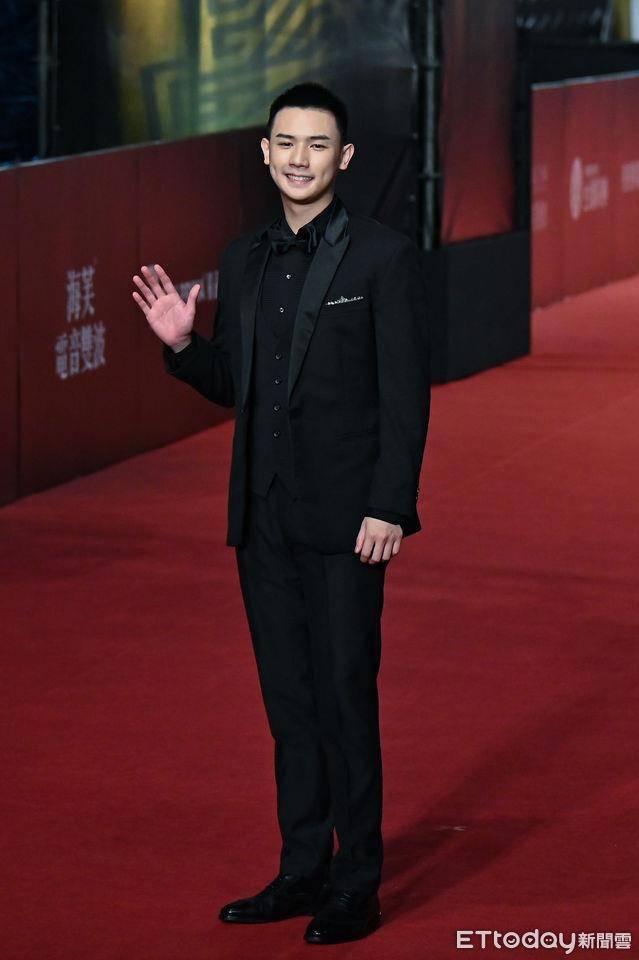 金钟时尚总览 /林依晨火辣深V穿裤装压轴登场!许玮甯流苏礼服抢最美 内容图9 潮正奢/潮品文/潮臻社-实时追踪全球最新奢侈品牌新闻资讯的官网站! ▲第59届金钟奖戏剧类星光大道,《有生之年》谢展荣。(图/记者李毓康摄)