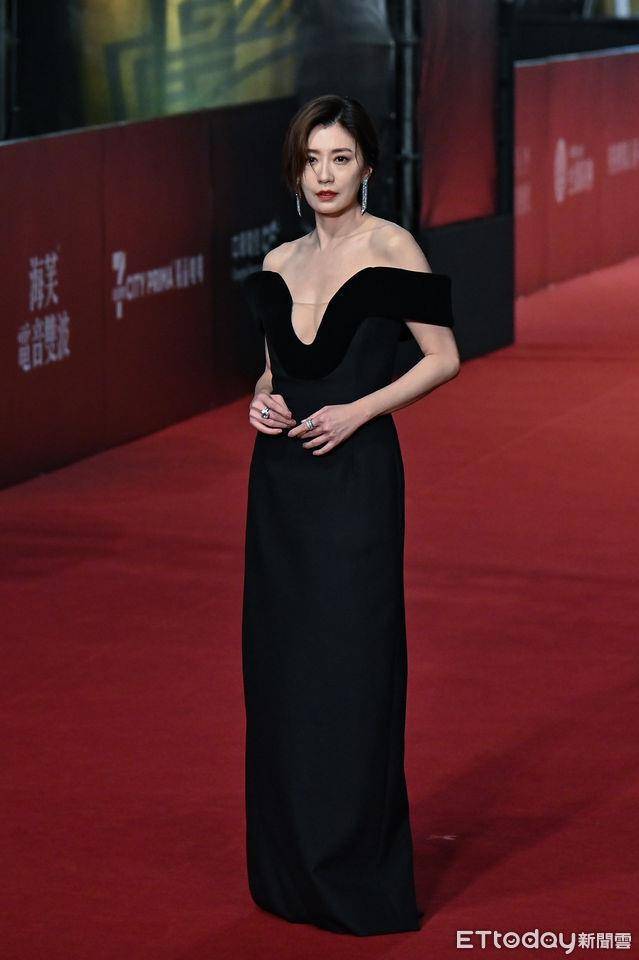 金钟时尚总览 /林依晨火辣深V穿裤装压轴登场!许玮甯流苏礼服抢最美 内容图10 潮正奢/潮品文/潮臻社-实时追踪全球最新奢侈品牌新闻资讯的官网站! ▲第59届金钟奖戏剧类星光大道,《此时此刻》贾静雯。(图/记者李毓康摄)