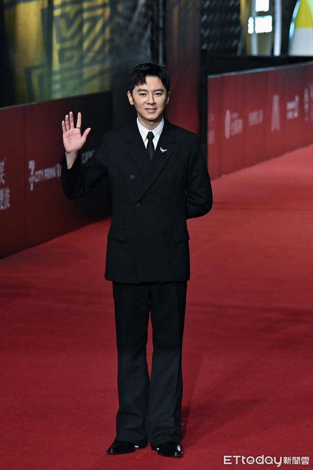 金钟时尚总览 /林依晨火辣深V穿裤装压轴登场!许玮甯流苏礼服抢最美 内容图11 潮正奢/潮品文/潮臻社-实时追踪全球最新奢侈品牌新闻资讯的官网站! ▲第59届金钟奖戏剧类星光大道,《商魂》李国毅。(图/记者李毓康摄)