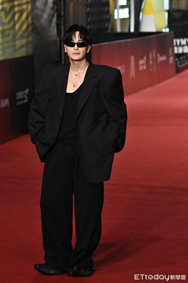 金钟时尚总览 /林依晨火辣深V穿裤装压轴登场!许玮甯流苏礼服抢最美 内容图13 潮正奢/潮品文/潮臻社-实时追踪全球最新奢侈品牌新闻资讯的官网站! ▲第59届金钟奖戏剧类星光大道,《有生之年》郑元畅。。(图/记者李毓康摄)