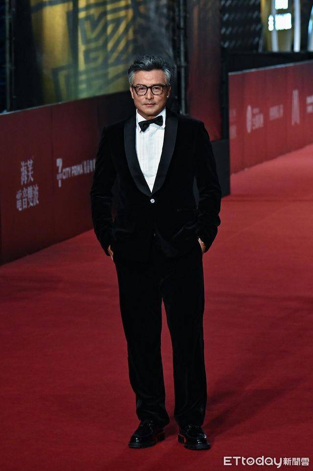 金钟时尚总览 /林依晨火辣深V穿裤装压轴登场!许玮甯流苏礼服抢最美 内容图14 潮正奢/潮品文/潮臻社-实时追踪全球最新奢侈品牌新闻资讯的官网站! ▲第59届金钟奖戏剧类星光大道,《八尺门的辩护人》李铭顺、雷嘉汭。(图/记者李毓康摄)