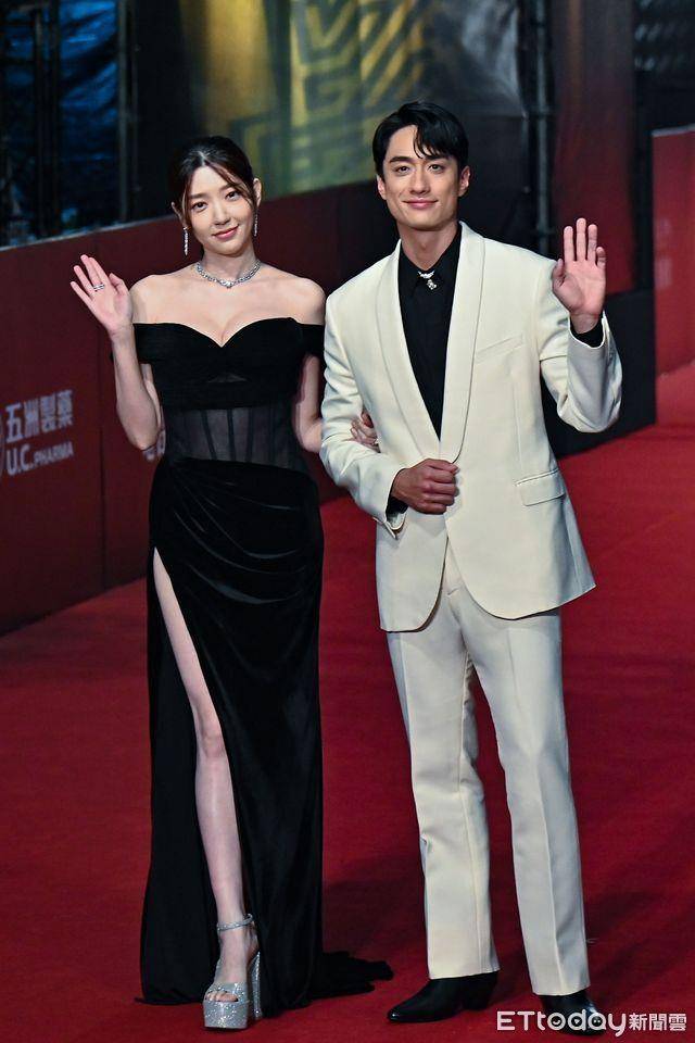 金钟时尚总览 /林依晨火辣深V穿裤装压轴登场!许玮甯流苏礼服抢最美 内容图16 潮正奢/潮品文/潮臻社-实时追踪全球最新奢侈品牌新闻资讯的官网站! ▲郭雪芙刘俊谦。(图/摄影中心摄)