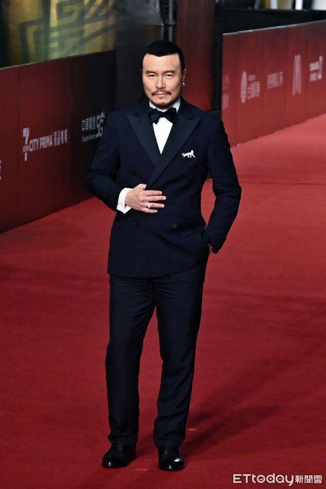 金钟时尚总览 /林依晨火辣深V穿裤装压轴登场!许玮甯流苏礼服抢最美 内容图20 潮正奢/潮品文/潮臻社-实时追踪全球最新奢侈品牌新闻资讯的官网站! ▲李铭忠 金钟59。(图/摄影中心摄)