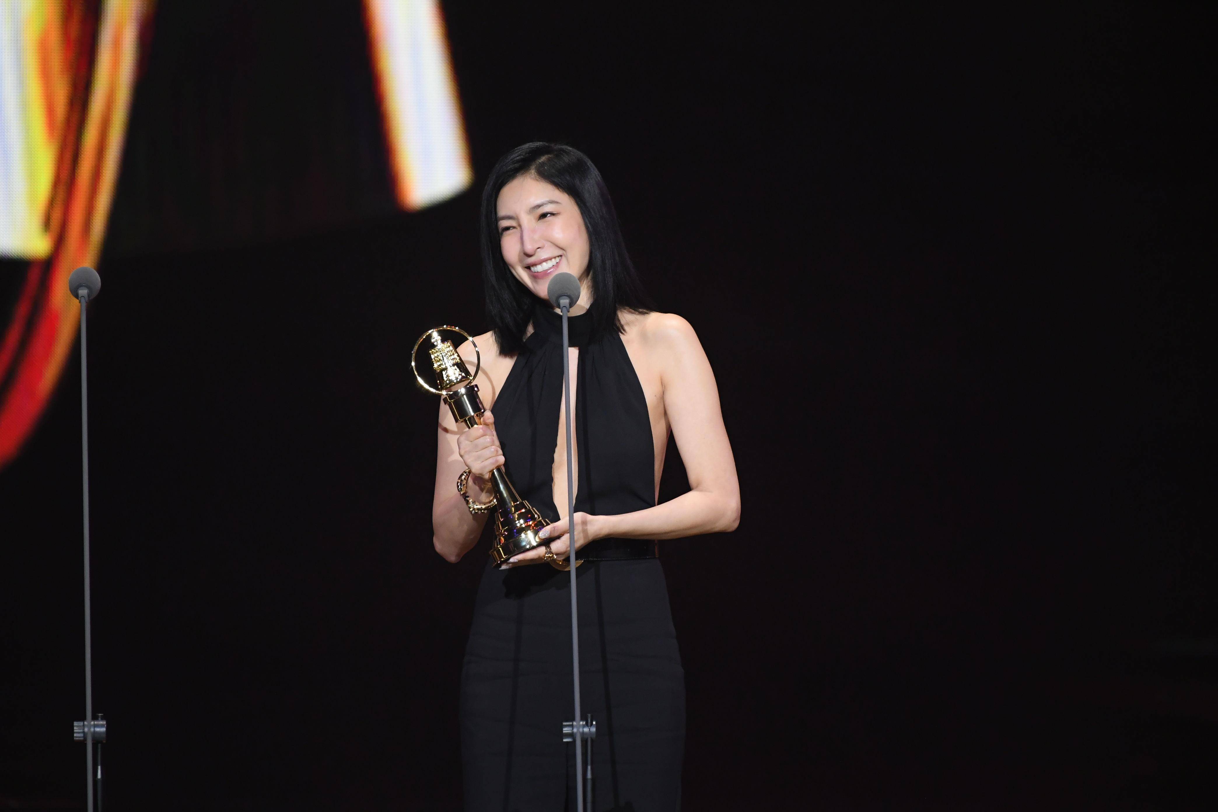 杨谨华与老公Ben甜飞比利时!拎Delvaux人气包款逛街超时髦 内容图5 潮正奢/潮品文/潮臻社-实时追踪全球最新奢侈品牌新闻资讯的官网站! ▲金钟。(图/官方提供)