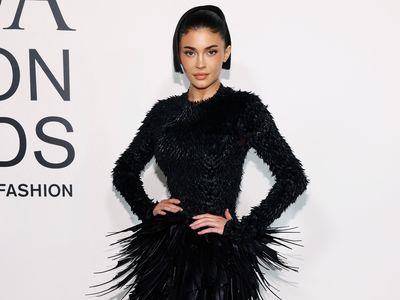 凯莉珍娜既像刺猬又像海胆 尖刺礼服称霸“时尚奥斯卡”