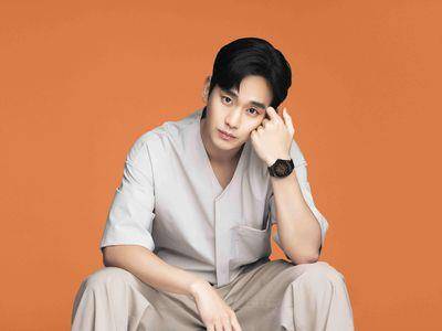 金秀贤冬日“必备表”曝光　MIDO黑橘配色好活泼