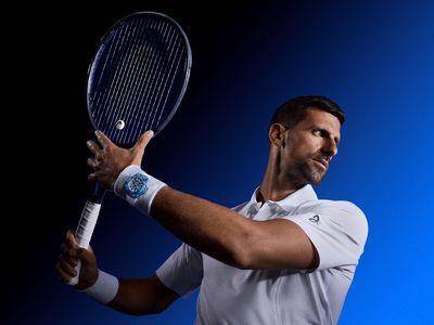 网坛名将乔科维奇用过的球拍、比赛衣制成表　百万表比网球还轻