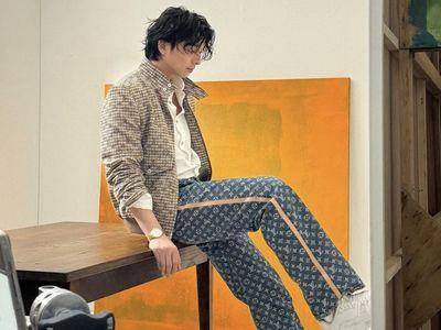 孔刘穿LV丹宁裤尽显无敌长腿　男神戴名表连手都被夸美