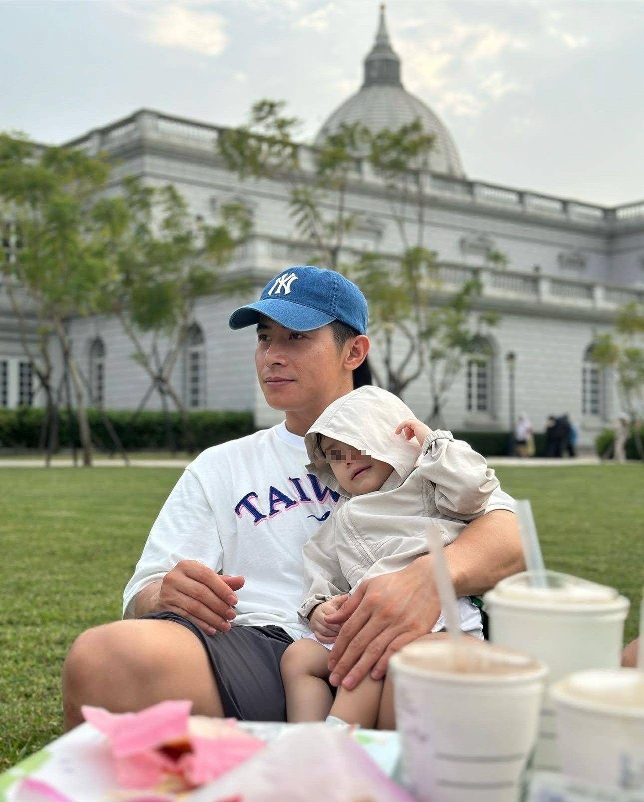 中国台湾最帅队长陈杰宪放闪　爱穿同色系情侣装合体辣妻 名人名流 图3张