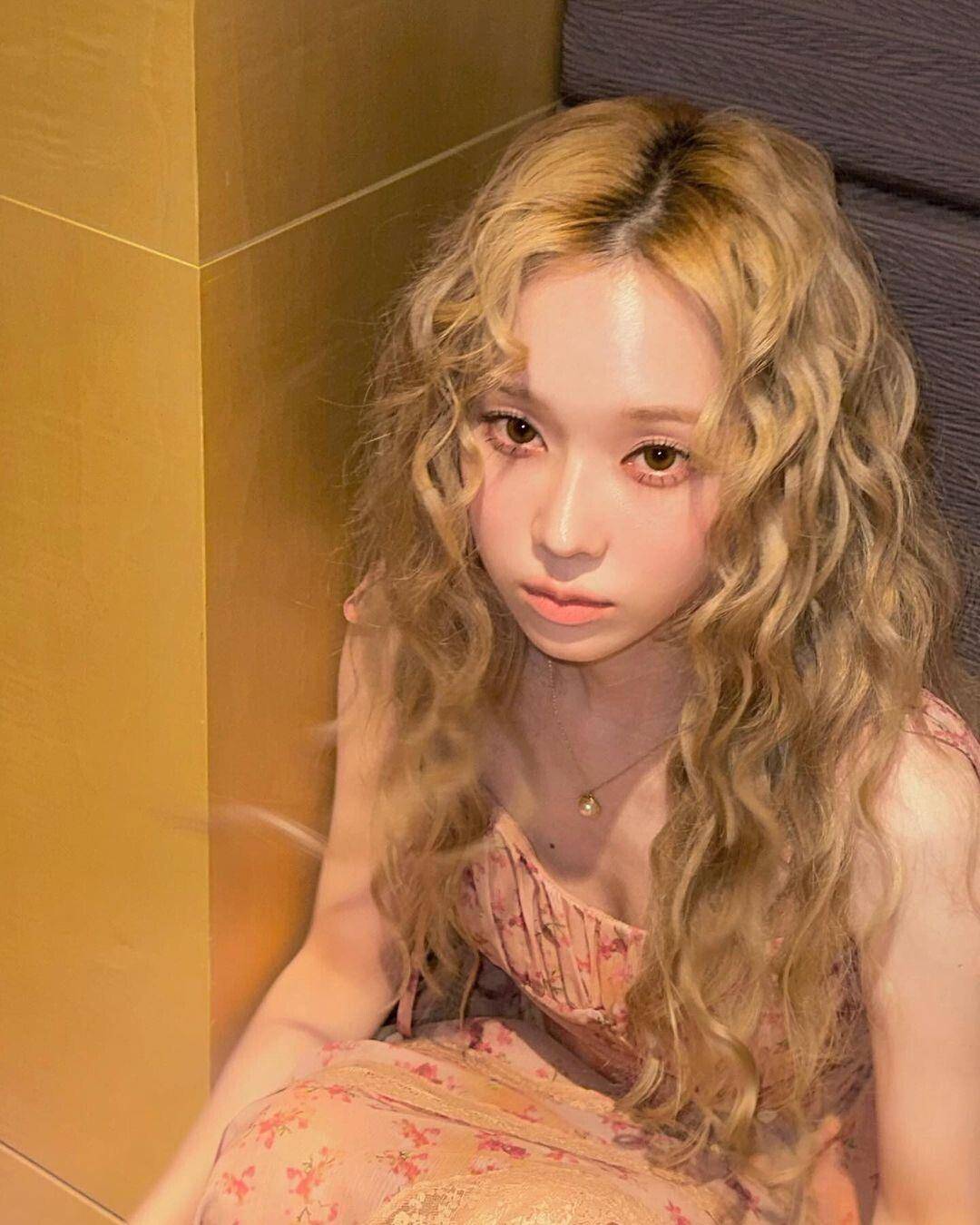 Jennie、Rosé人生发型+1！KPOP女偶像都换“羊毛卷”　慵懒性感完美拿捏 最新资讯 图7张
