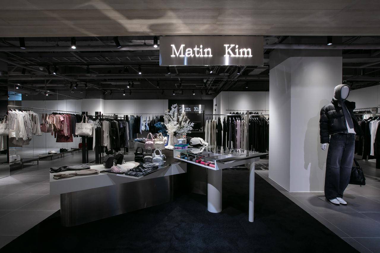 韩牌Matin Kim必买铁牌小炼包开箱！棒球帽藏秘密让脸变小　中国台湾首店开幕了 最新资讯 图1张