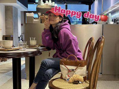 舒淇25万BV包挂公仔泄童心　可颂吊饰来自爆红英国玩具牌　