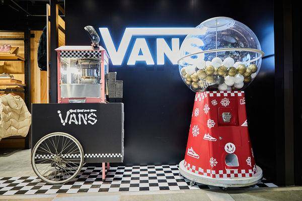 VANS出“骨头鞋”还教你改造　联手新加坡订制鞋专家大玩滑板＋庞克风 最新资讯 图9张
