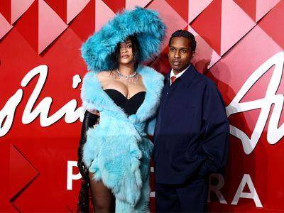 蕾哈娜挤出傲人上围配蓝色皮草　浮夸造型像极“毛怪”　