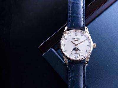 浪琴双色表配镌刻数字好活泼　月相表添浪漫气息