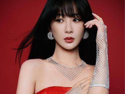 杨紫甩“陪睡上位”谣言阴霾　火红装配闪亮首饰漂亮过节