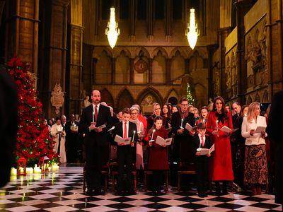 凯特王妃名牌红大衣穿4次都像新衣 领口打上蝴蝶结呼应圣诞气氛