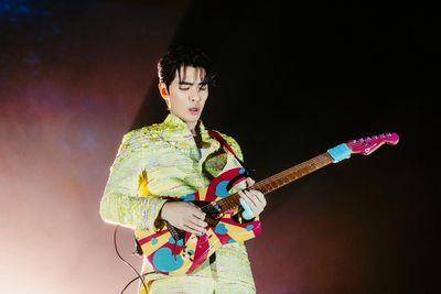 萧敬腾美国巡演换新中式礼服嗨唱　婚礼后再穿夏姿“偏好一细节”