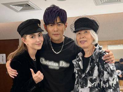 昆凌与周杰伦合照藏亮点！叶惠美穿Dior挺儿子　背巴黎世家夯包超懂搭