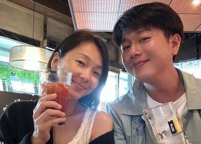 六月送李易LV帽配暖心卡片　吐金句“精品，治腰痛”