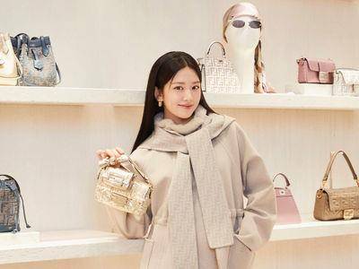 IVE队长安俞真露长腿美照曝光！Fendi法棍包“1+1叠搭”示范冬日穿搭