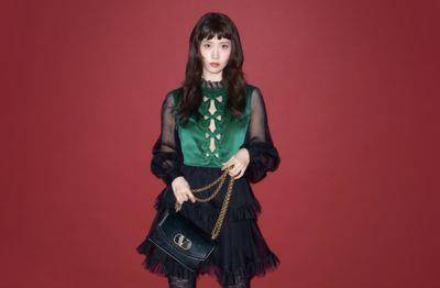 润娥穿中空装“眉上浏海”新发型甜美又性感！正式成为Valentino代言人