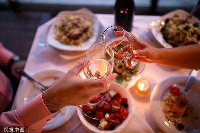 分手原因第1名“为钱吵架”！糖爹翻转拜金：先谈面包感情更顺利