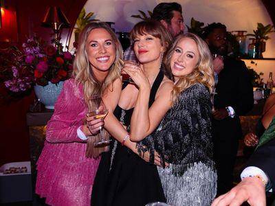 泰勒丝500亿身家珠宝自己买　De Beers钻石耳环绝配低胸战袍