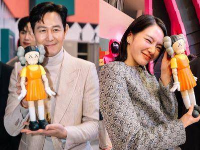 《鱿鱼游戏》演员群人手一只Kaws英熙娃娃!潮爆联名公仔发售资讯曝光