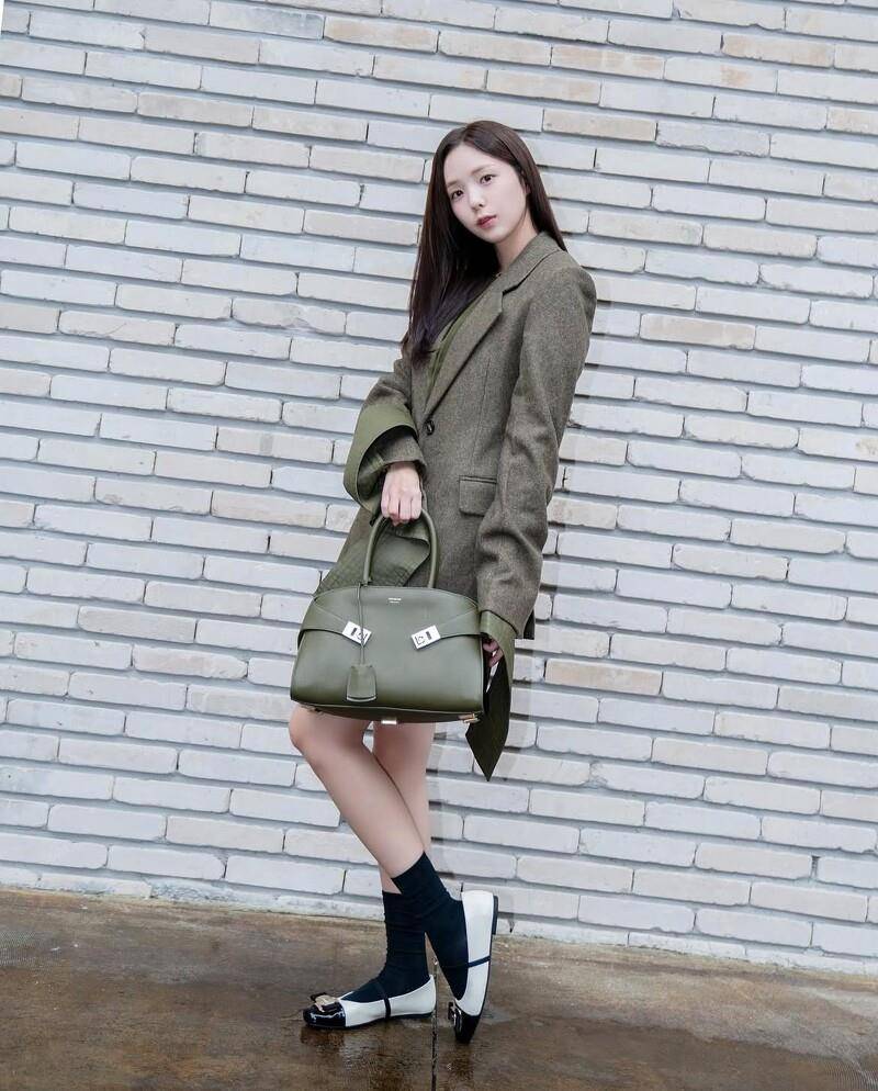 《现在拨打的电话》蔡秀彬私服是女生西装穿搭范本　3款爱包平价好入手 最新资讯 图2张