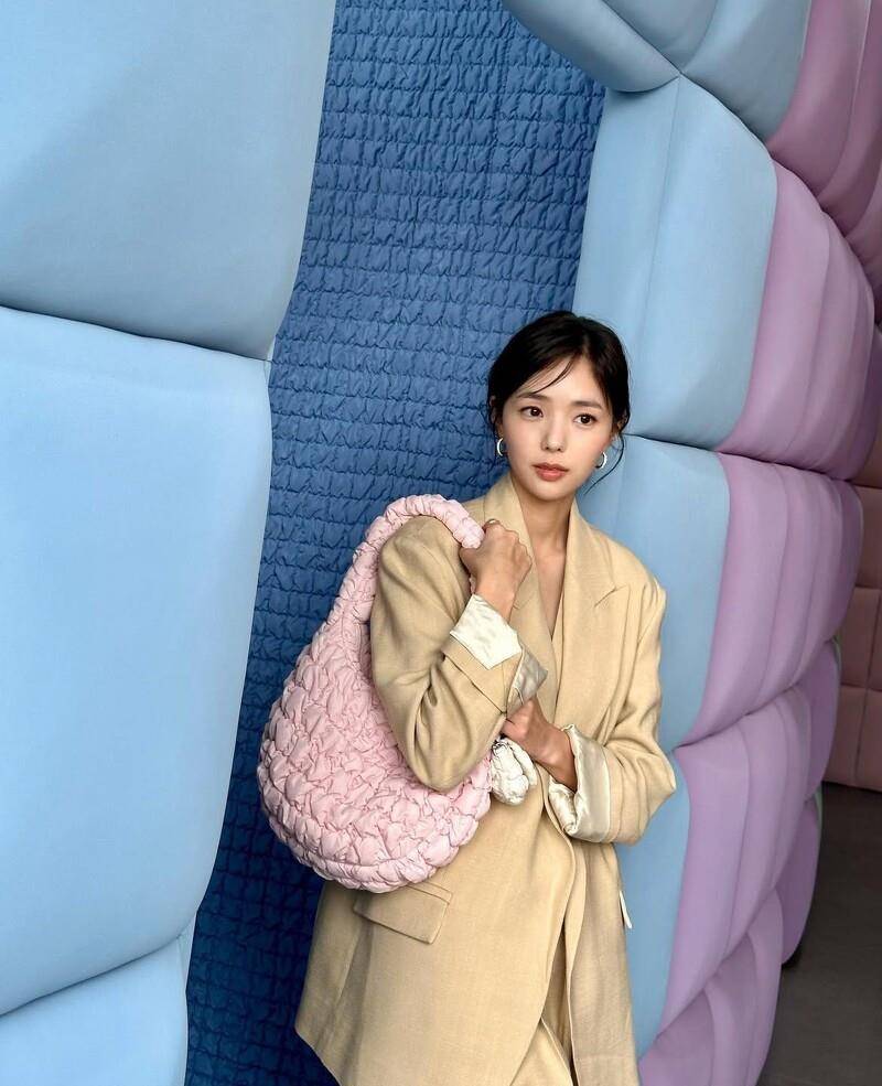 《现在拨打的电话》蔡秀彬私服是女生西装穿搭范本　3款爱包平价好入手 最新资讯 图8张