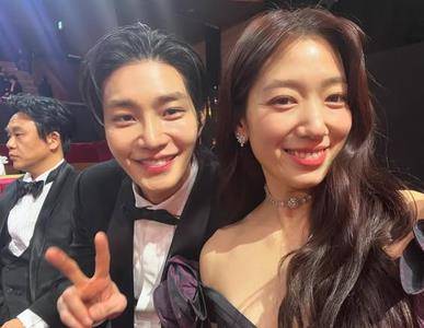 朴信惠与金宰永合照再展惊人美貌　一细节让粉丝又爱上“最美恶魔法官”