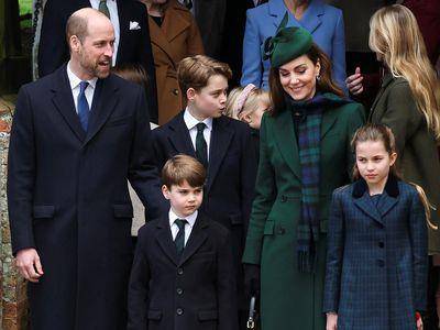 凯特王妃圣诞围巾好亮眼　儿女穿搭呼应蓝绿格纹