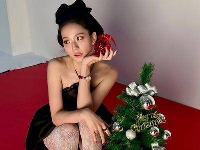 Jisoo圣诞红表好讨喜　优雅椭圆设计出自卡地亚