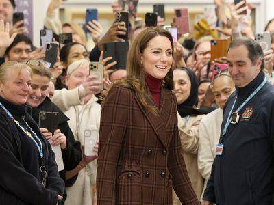 凯特王妃红装重返治疗医院　戴10万卡地亚新耳环神采奕奕